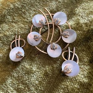 Mother of pearl and gold plated brooch and clip on earrings